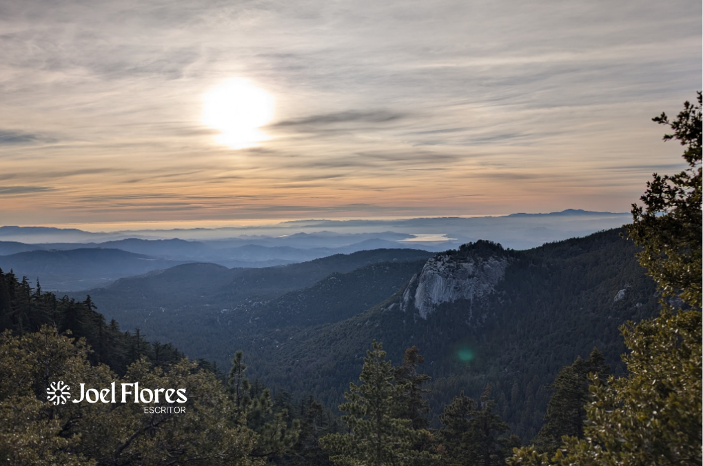 Niño de ocho años sentado en un escalón de concreto, sosteniendo hojas de papel y lápices, con expresión de espera y resiliencia frente a un edificio de departamentos.