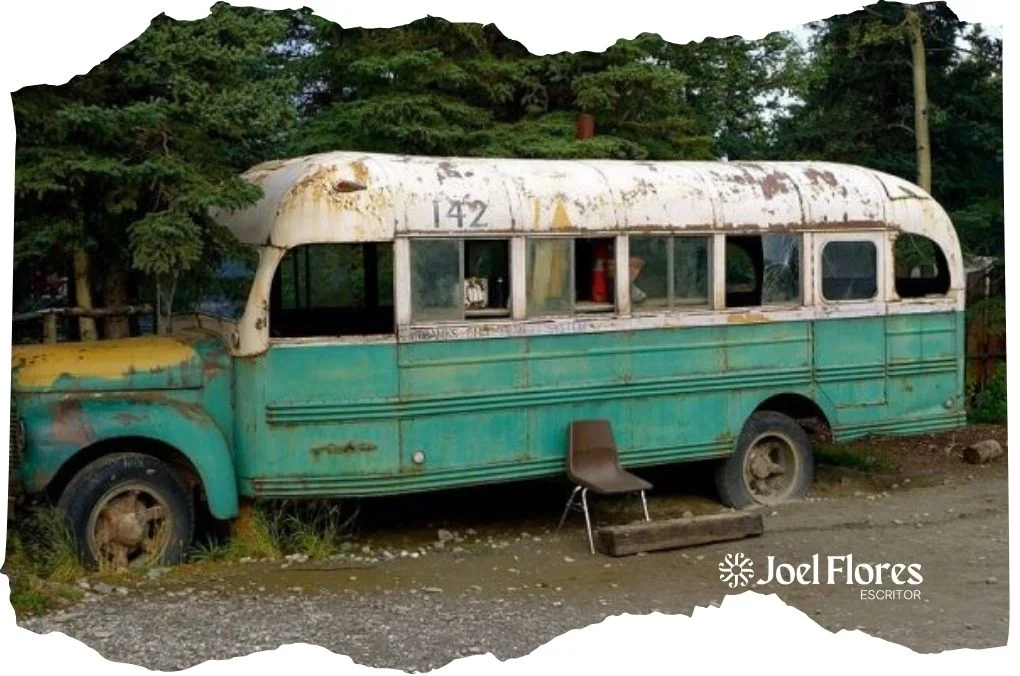 “Magic Bus” en medio de la tundra, símbolo del viaje de Christopher McCandless en Into the Wild
