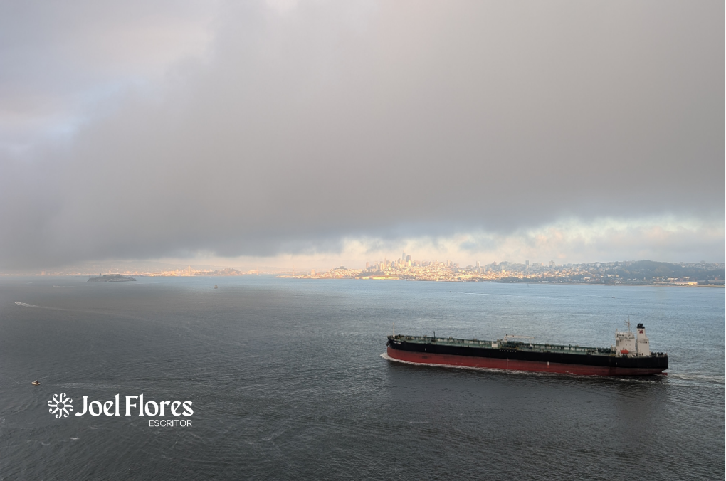 Buque entre neblina sobre San Francisco y Golden Gate