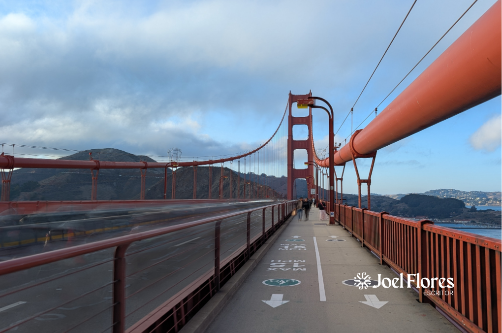 Caminar el Golden Gate desde Fort Point en un día soleado