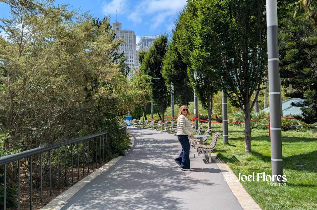 Pie de foto sugerido: “Flor en selva australiana flotando sobre el concreto.”