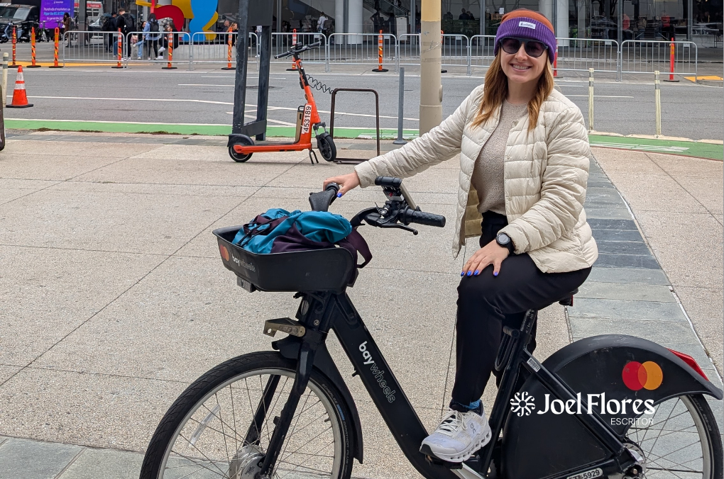 Joven mujer en bicicleta de Bay Wheels